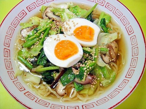 ゆで卵乗せ♡キャベツとほうれん草椎茸の醤油ラーメン